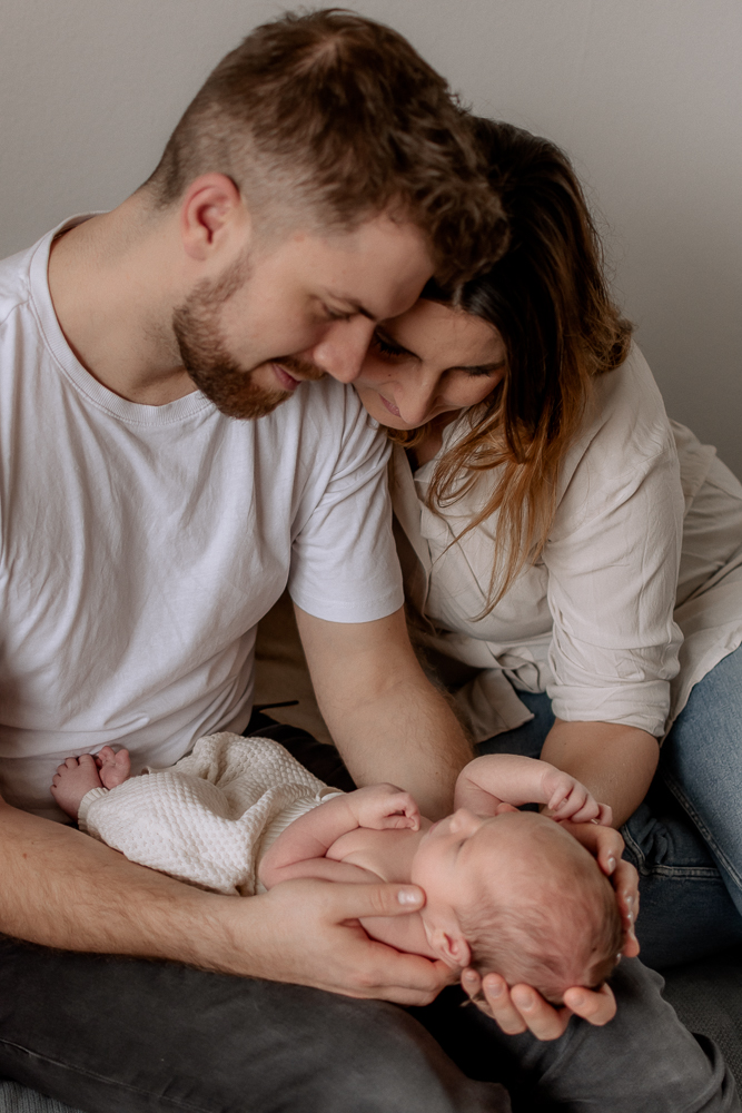 Eltern schauen ihr Baby mit viel Liebe an