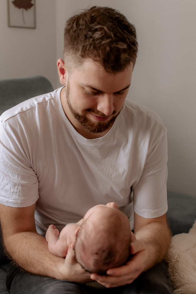 Vater und Baby schauen sie sich an