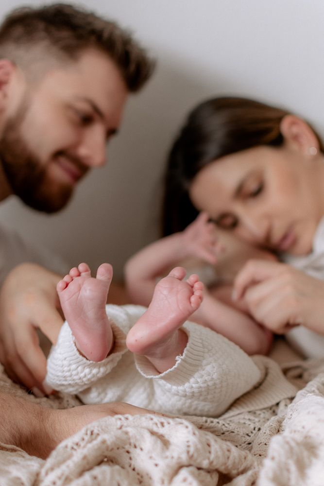 Eltern kuscheln mit Baby