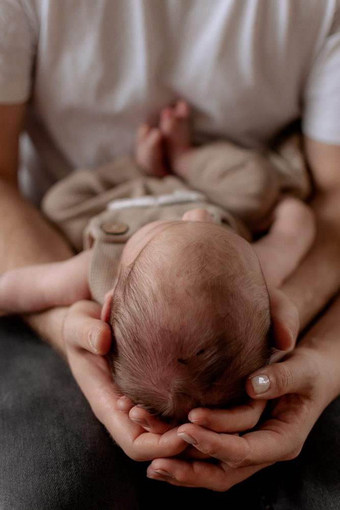 Vater hält sein Baby